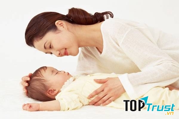 Hãy trò chuyện với con nhiều nhất có thể.