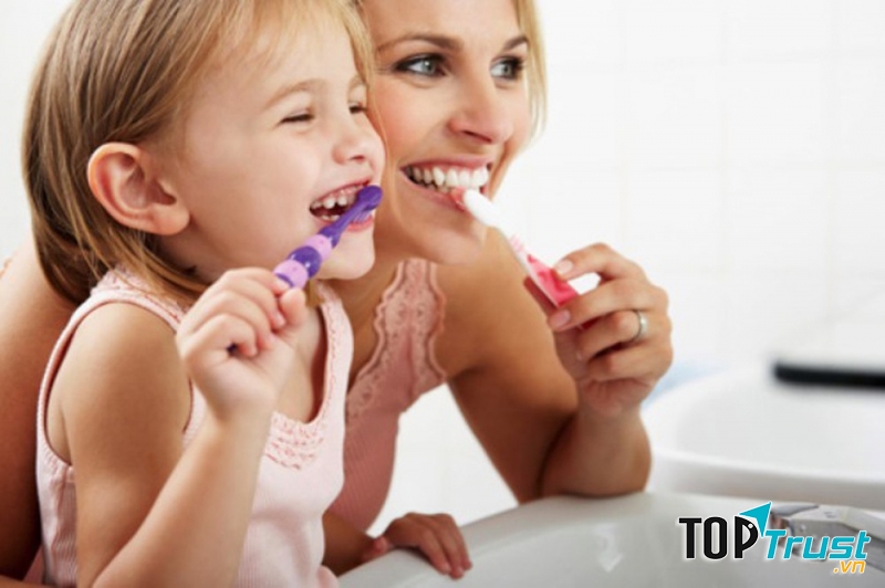 Cha mẹ đóng một vai trò quan trọng đối với sức khỏe răng miệng của con em mình.