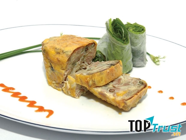 Ăn chả nướng Chợ Gạo không thể thiếu bánh tráng, rau sống, rau thơm và nước chấm