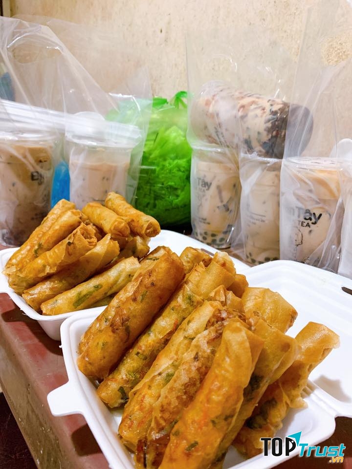 Khách hàng không chỉ ăn tại quán mà còn đặt mang về cho người thân