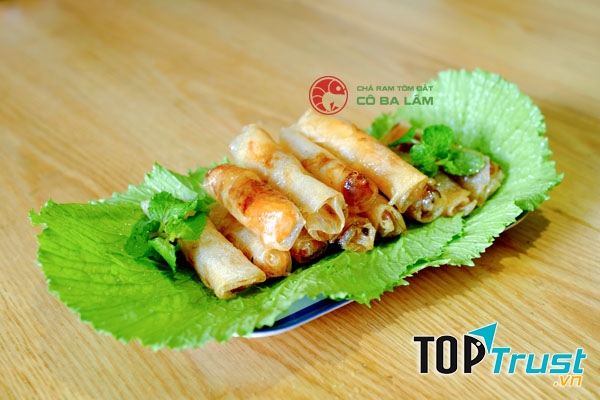 Cuốn chả giòn tan trong miệng, mang theo đó là vị tươi ngọt của tôm, ngậy ngậy của thịt, vương vấn của hành hương, thấm đẫm thứ gia vị tẩm ướp đậm đà khiến bạn không thể nào quên