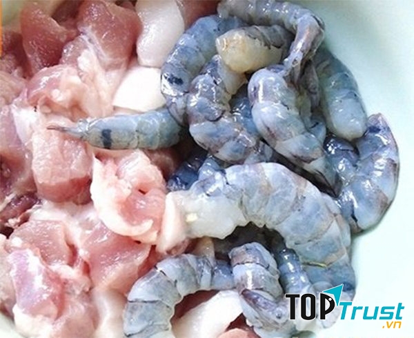 Tôm rửa sạch, hấp sơ cho dễ bóc vỏ, sau khi được loại bỏ phần thừa, người ta mang tôm đi giã chứ không xay để tôm ngon và dai hơn. T