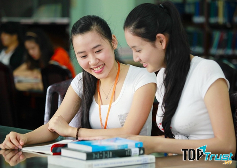 Luyện tập nói chuyện với bạn bè để nâng cao kĩ năng giao tiếp