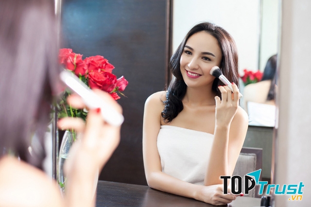 Trang điểm kỹ lưỡng