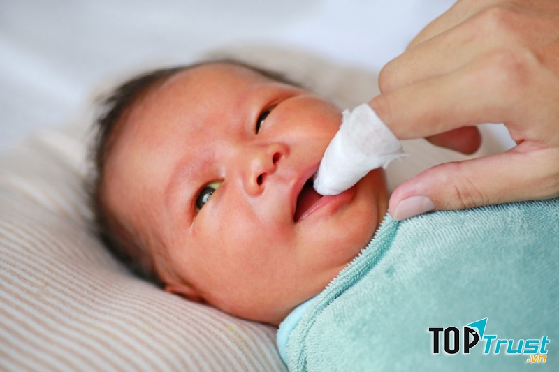 Chăm sóc da, mắt, lưỡi, mũi cho trẻ