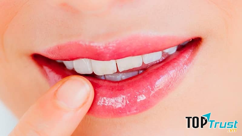 Thoa son dưỡng trước khi đi ngủ