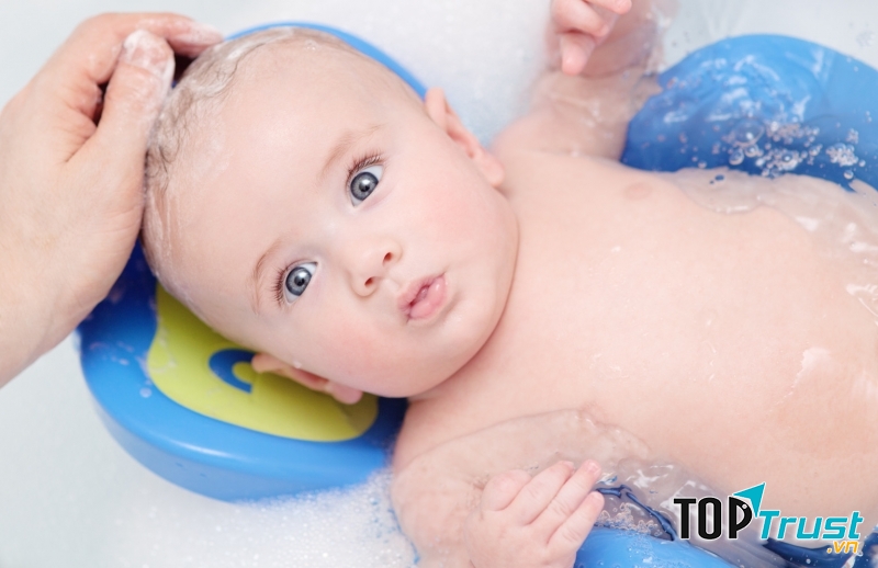 Tắm và chăm sóc bé tại nhà. Ảnh minh họa.