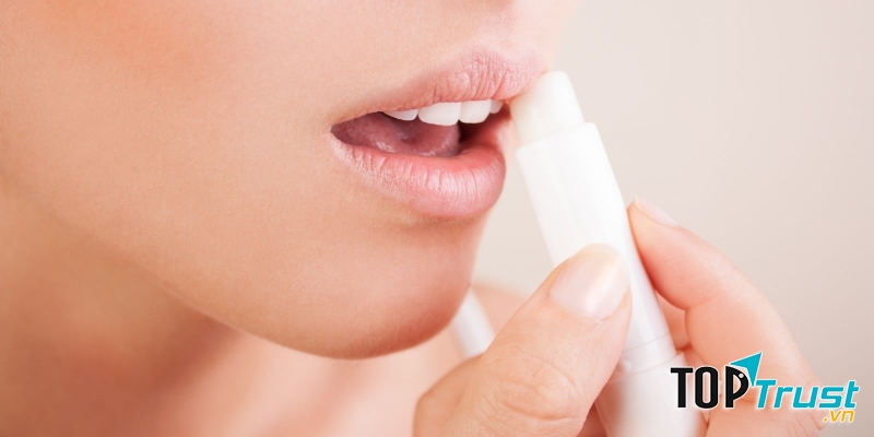Bôi kem dưỡng ẩm cho môi