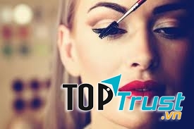 Chăm sóc sắc đẹp cho chị em như makeup, làm nail  - Ảnh minh họa