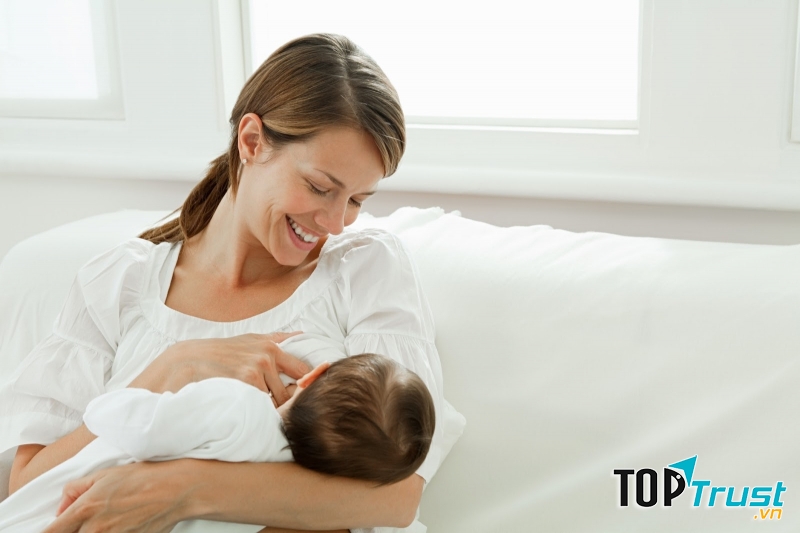 Hormone tiết sữa Oxytocin tiết nhiều khi mẹ cho con bú, gần gũi và âu yếm con