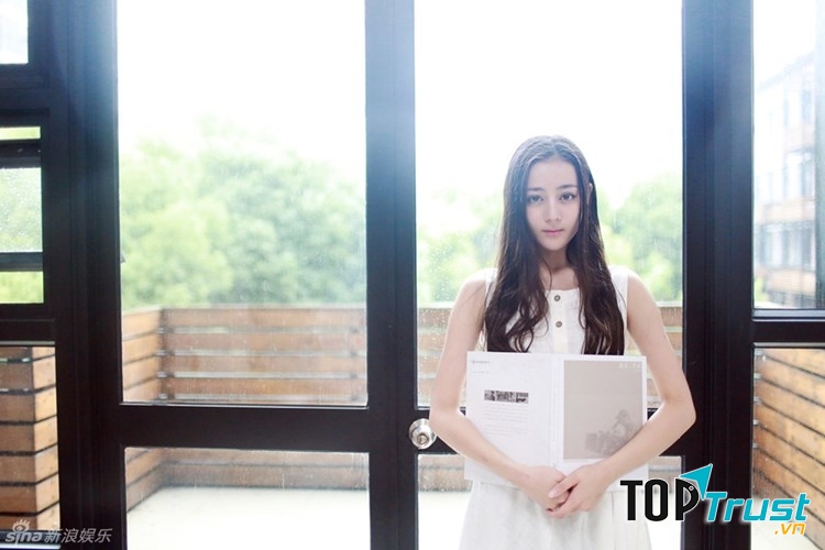 Diễn viên Địch Lệ Nhiệt Ba (một trong hai diễn viên nữ có thể thủ vai Chân Ái) trong phim Dear my Archimedes