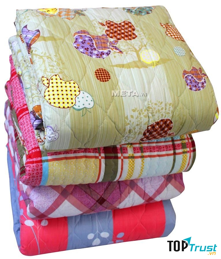 Chăn có nhiều kiểu dáng hoa văn khác nhau để khách lựa chọn.