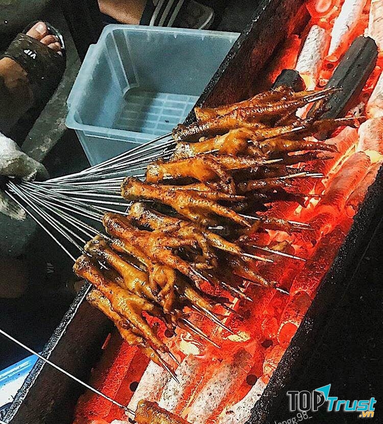Chân gà nướng thơm lừng tại quán