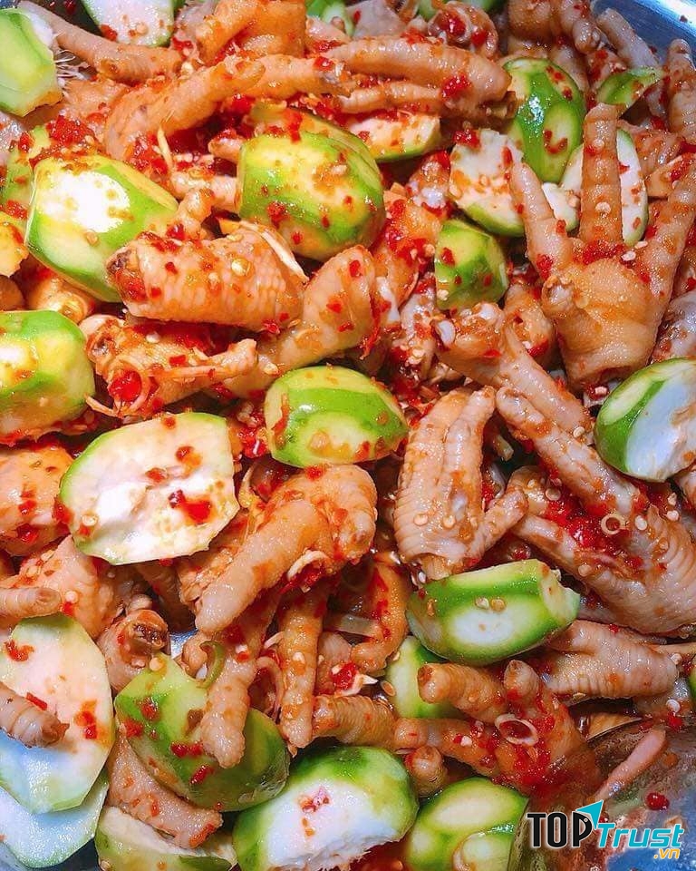 Chân gà được chế biến sạch sẽ và được trộn đều với tắc, bột ớt, cóc,…