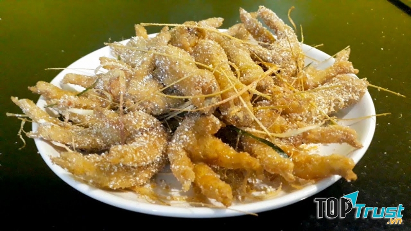 Chân gà rang muối được tẩm ướp kĩ lưỡng