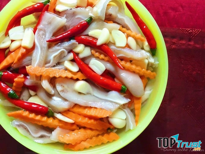 Tai heo ngâm giấm