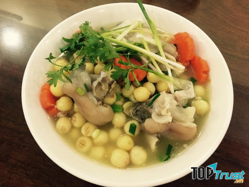 Chân giò hầm hạt sen.