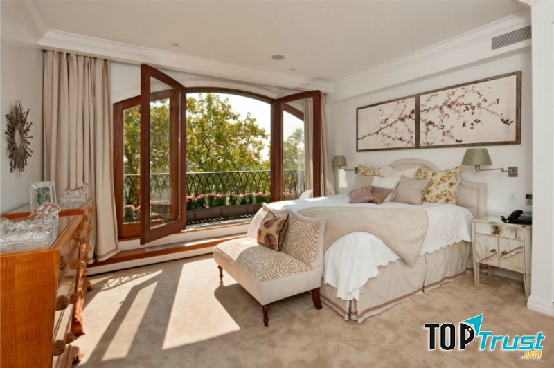 Chân giường hoặc đầu giường không nên đối diện hoặc bị cắt bởi cửa phòng