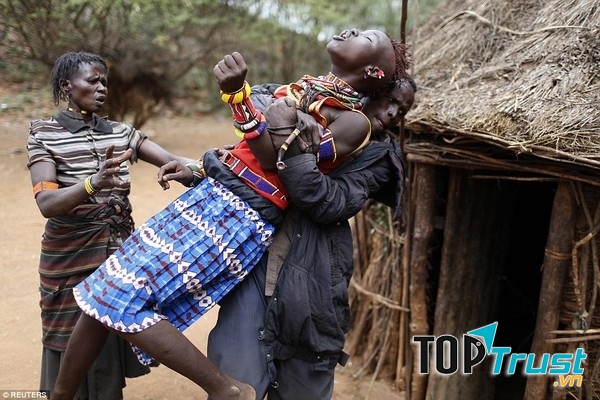 Chân, tay và răng của cô dâu đều nhuộm đen - Mali