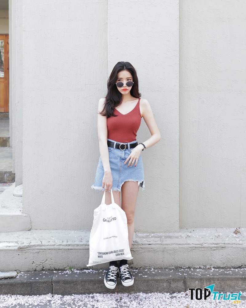 Chân váy denim cạp cao với áo hai dây nâu da bò cá tính và quyến rũ cho cô nàng nấm lùn