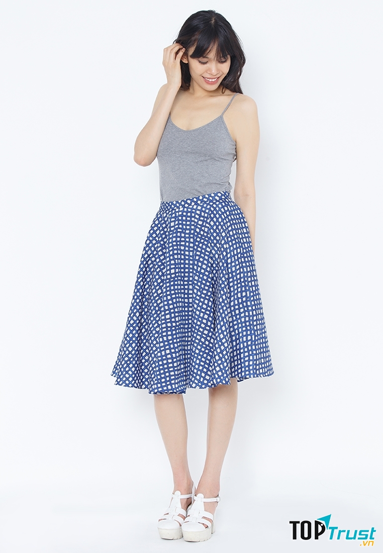 Chân váy họa tiết và áo hai dây lựa chọn hoàn hảo cho cô nàng nữ tính