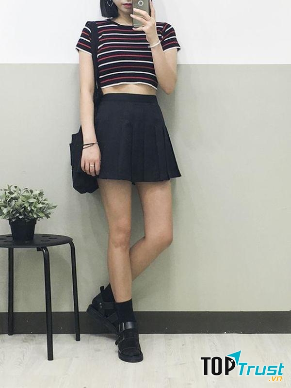 Chân váy xếp ly kết hợp với áo crop top