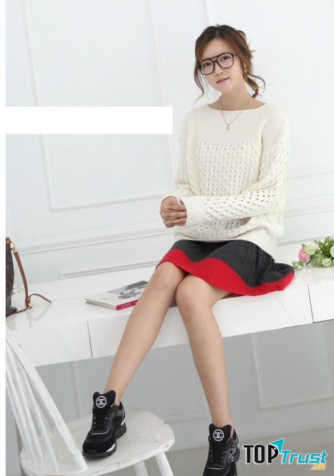 Diện chân váy len dáng xòe bạn có thể thoải mái mix cùng áo len body quyến rũ