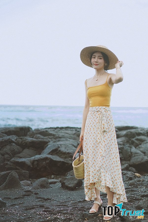 Set đồ với áo hai dây và chân váy midi