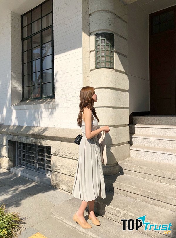 Set đồ với áo hai dây và chân váy midi