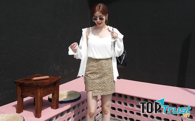 Chân váy ngắn rất dễ kết hợp.