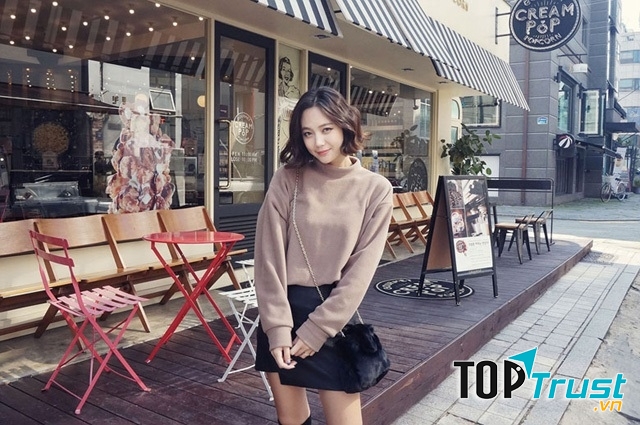 Chân váy da và áo thun len tay dài được phối hợp hết sức phù hợp và để tạo nên sự mới lạ cho set đồ bạn có thể chọn chiếc áo tay dài cho set đồ lần này của bạn