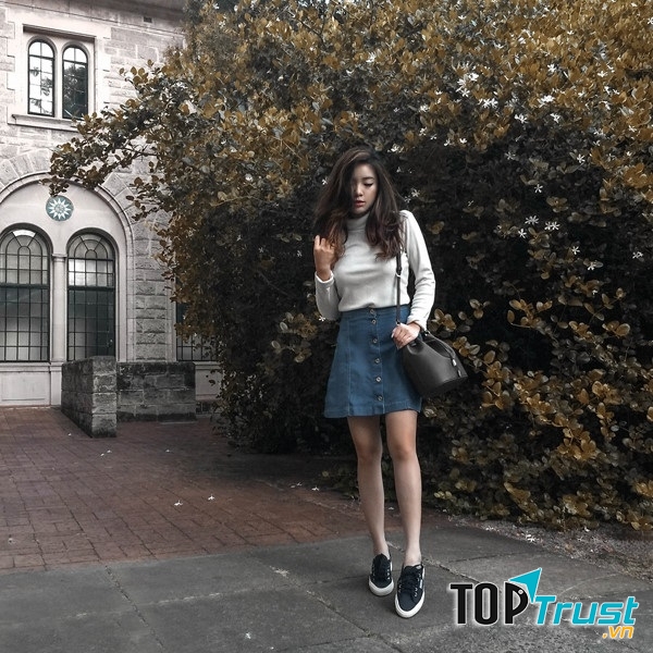 Vẫn là chiếc áo thun len cơ bản nhưng bạn cũng có thể kết hợp chúng cùng chân váy đính nút jean và để set đồ hoàn hảo hơn thì những phụ kiện đi kèm cũng đóng vai trò rất quan trọng như túi xách và giày thể thao năng động