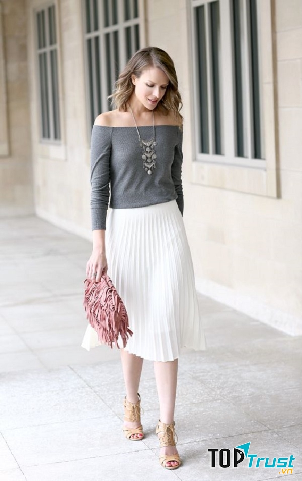 Chân váy xếp ly dài + áo trễ vai quyến rũ