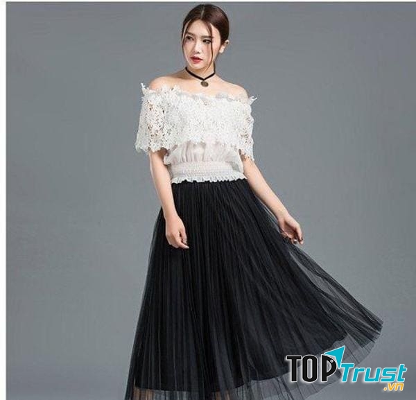 Chân váy xếp ly dài + áo trễ vai quyến rũ