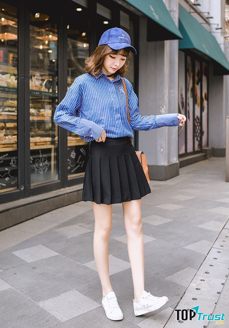 Phong cách năng động hơn khi kết hợp chân váy xòe với giày thể thao