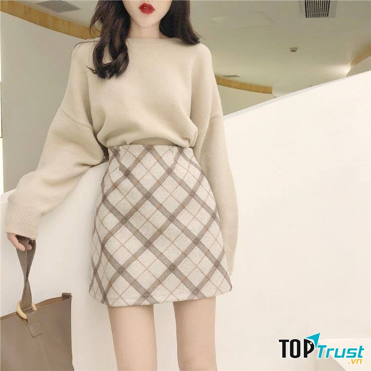 Chân váy ngắn kết hợp với áo len