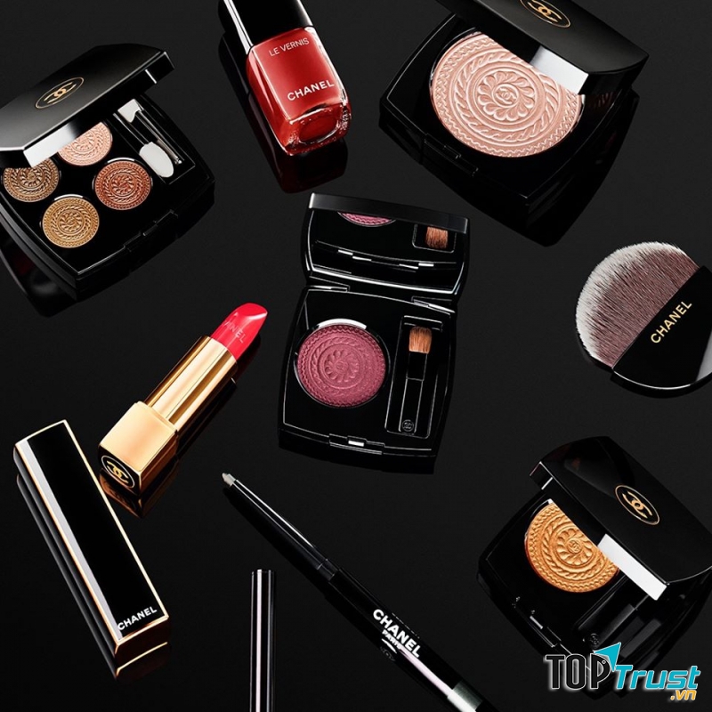 hông chỉ về quần áo, mà còn thành công ở nhiều sản phẩm khác như: nước hoa, túi xách, mỹ phẩm, đồng hồ...