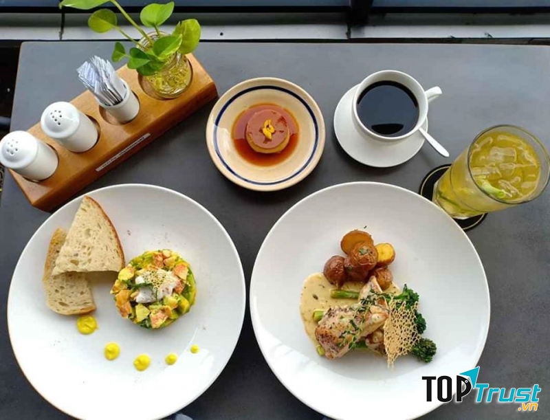 Món Âu hấp dẫn tại nhà hàng.