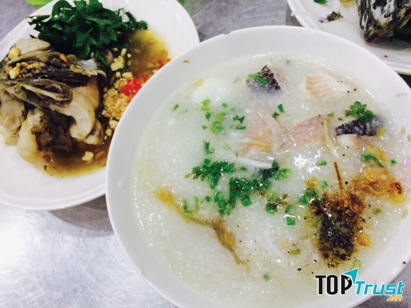 Cá nấu nguyên con thơm lừng mùi tiêu mùi gia vị ướp trước