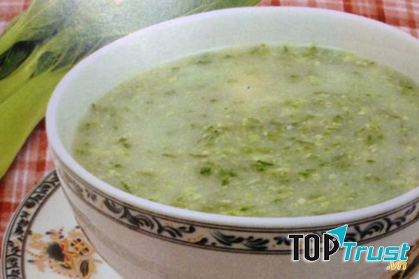 Cháo cá thu với rau xanh