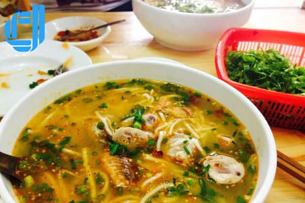 Tô cháo canh đặc sánh, nóng hổi luôn để lại ấn tượng trong lòng du khách.