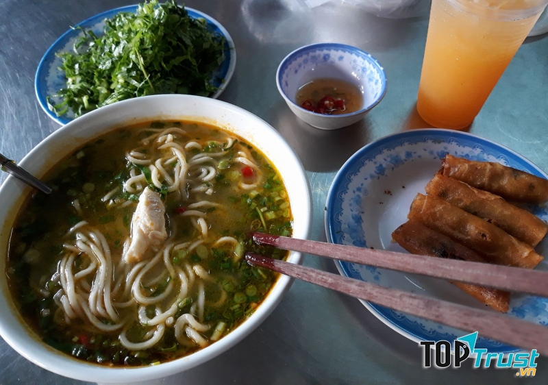 Bát cháo canh ngon, ngọt, thơm tại quán cháo canh anh Hợp