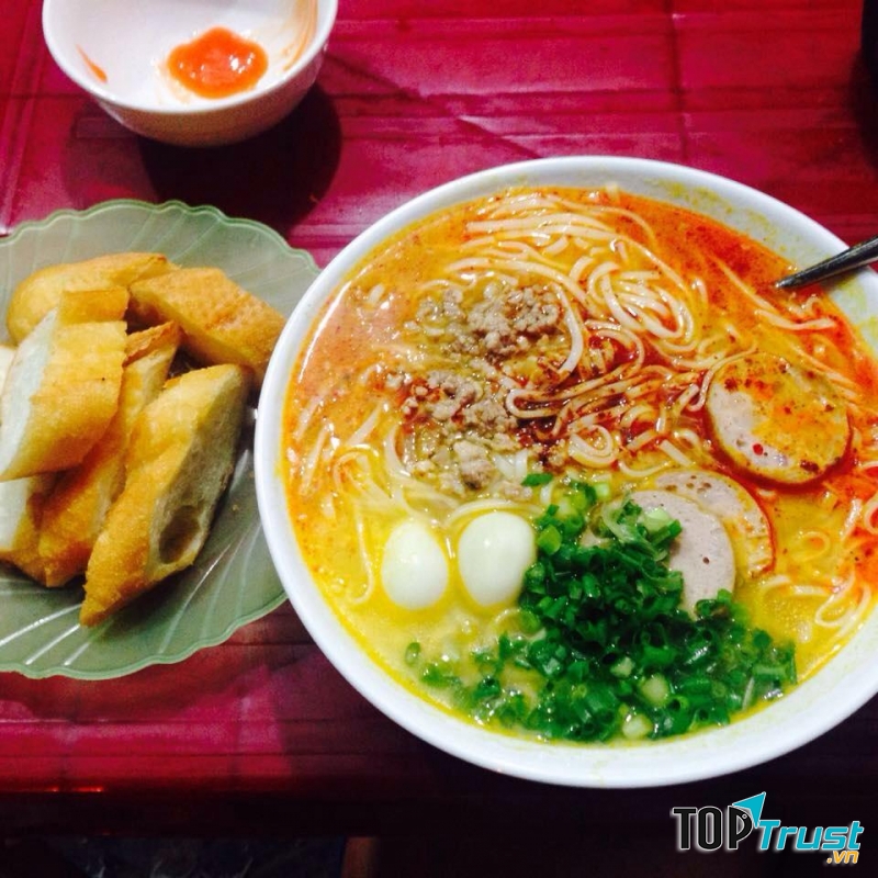 Bát cháo canh thơm ngon tại quán bà Vinh
