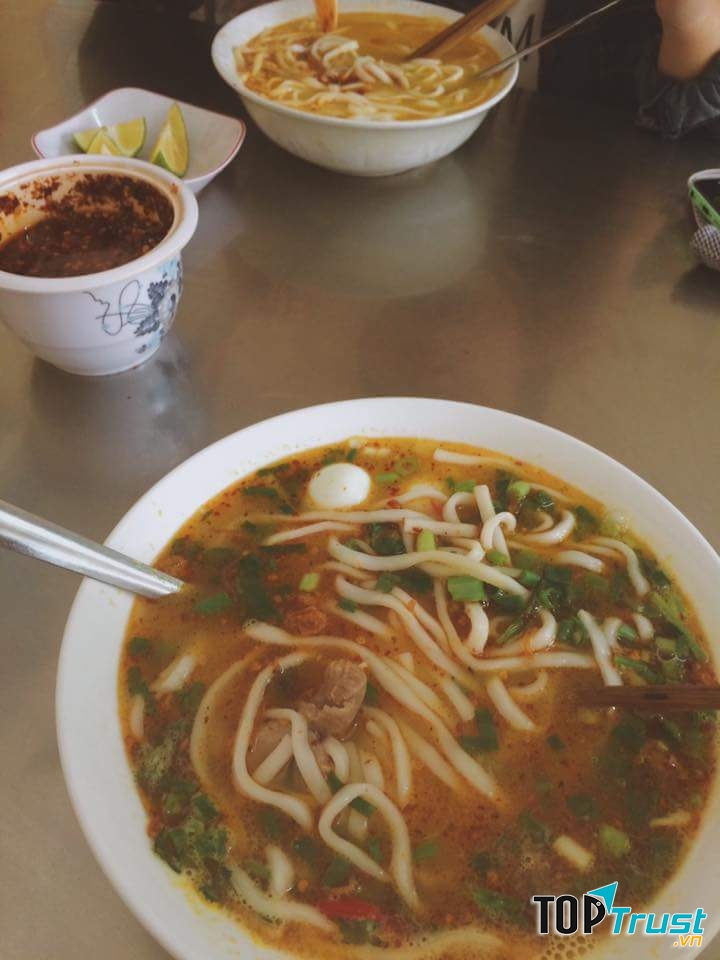 Bát cháo canh thơm ngon tại quán bà Vinh