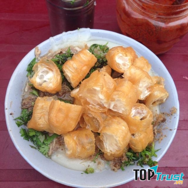 Bát cháo ở đây khá đầy đặn và có giá khá rẻ.