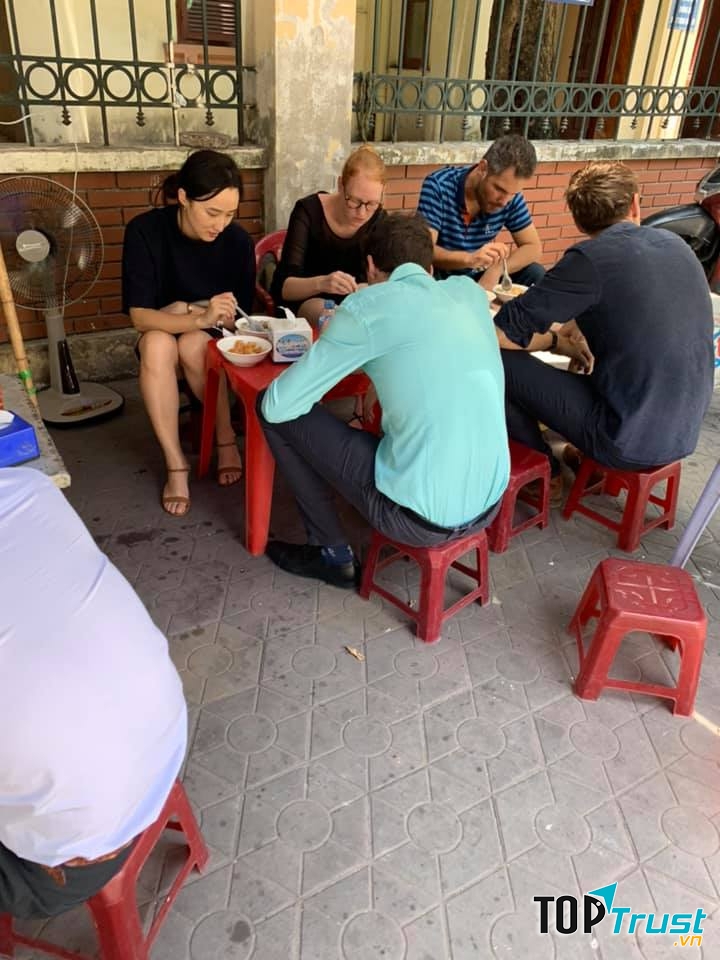 Không gian quán hơi chật nhưng lượng khách đến khá đông