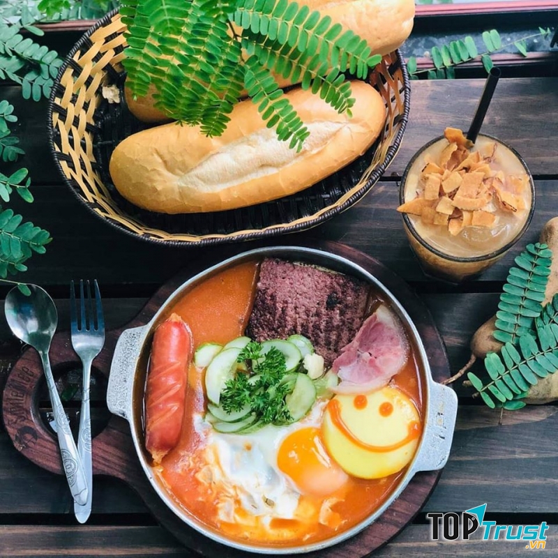 Bánh mì chảo cười và đồ uống