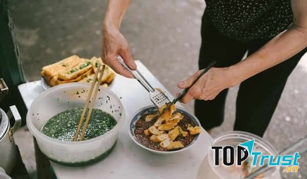 Một suất gốm một bát cháo điểm thêm ít đậu rán và vài ba quả cà pháo giòn tan