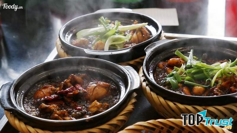 Một suất cháo ếch được phục vụ khá đầy đặn