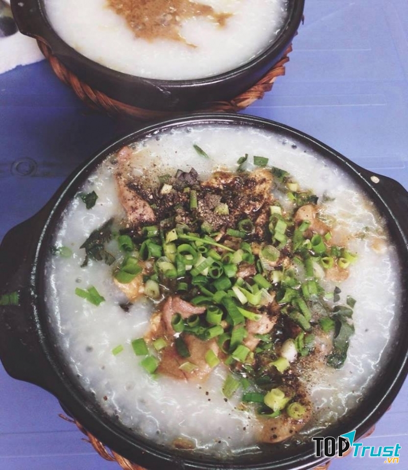 Bát cháo trai nóng hổi cùng miếng quẩy cắt giòn tan được trộn đều vào trong bát